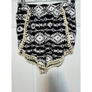 New Fashion Women’s Short Shorts Sz XL Pull On Boho Crochet Tassel Southwestert